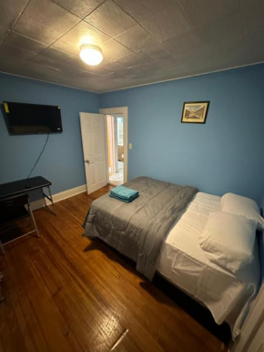 Fidelia Emerald Room Queen Bed within minutes of Newark Liberty International Airport and Newark Penn Station